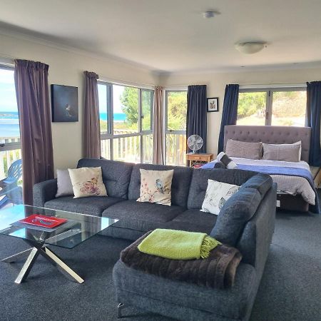 Tree House Apartment Taieri Mouth Bagian luar foto