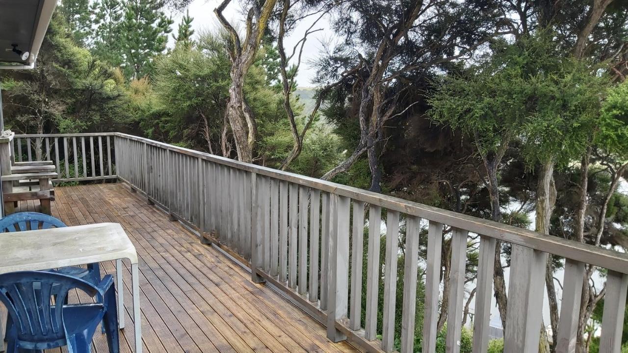 Tree House Apartment Taieri Mouth Bagian luar foto