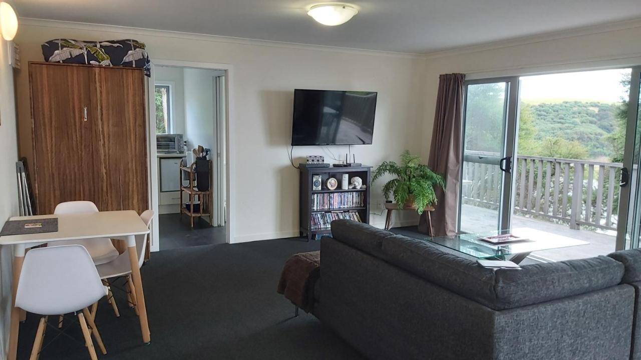 Tree House Apartment Taieri Mouth Bagian luar foto