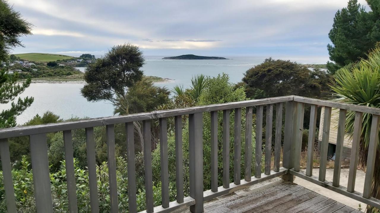 Tree House Apartment Taieri Mouth Bagian luar foto