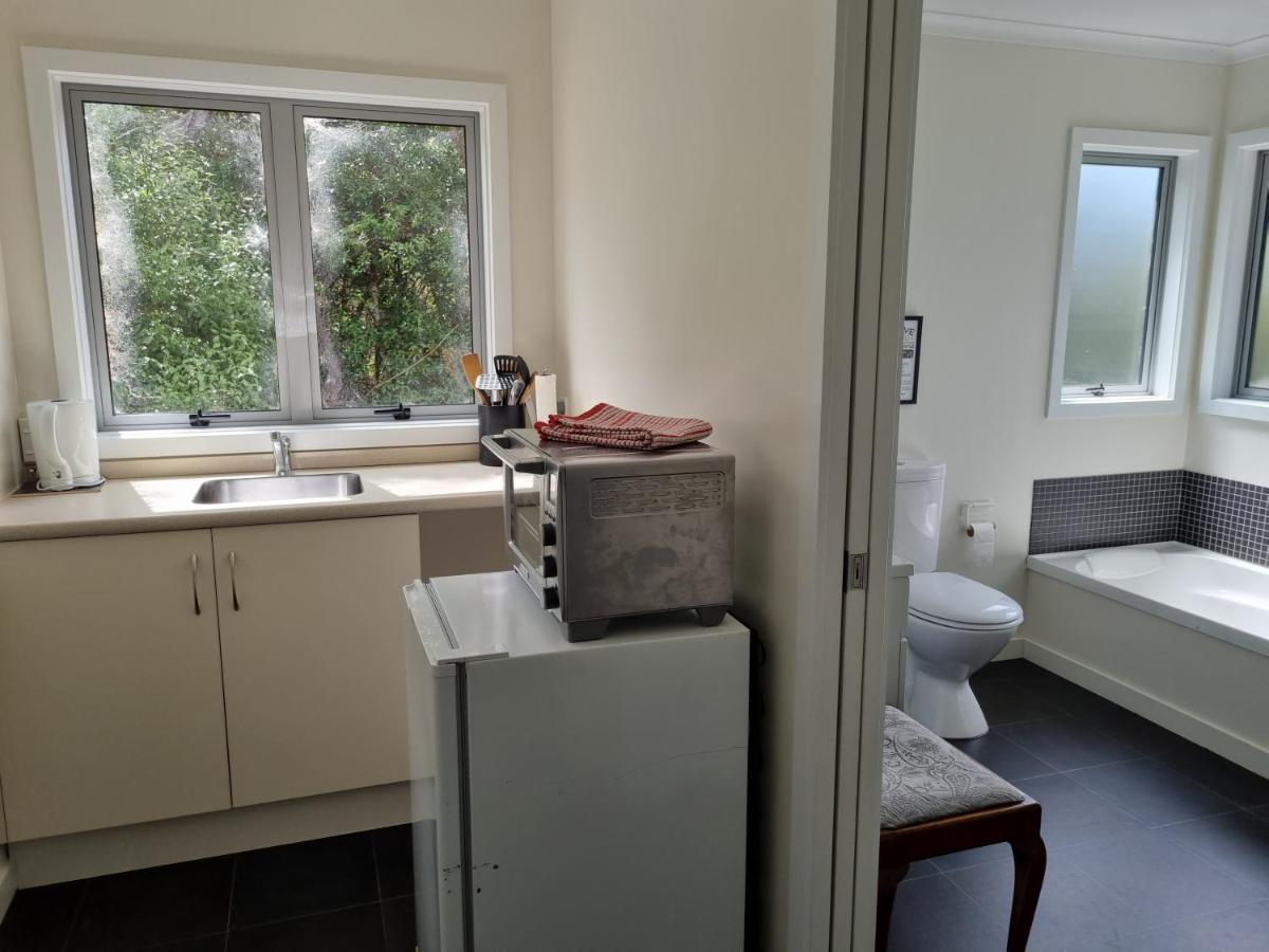 Tree House Apartment Taieri Mouth Bagian luar foto