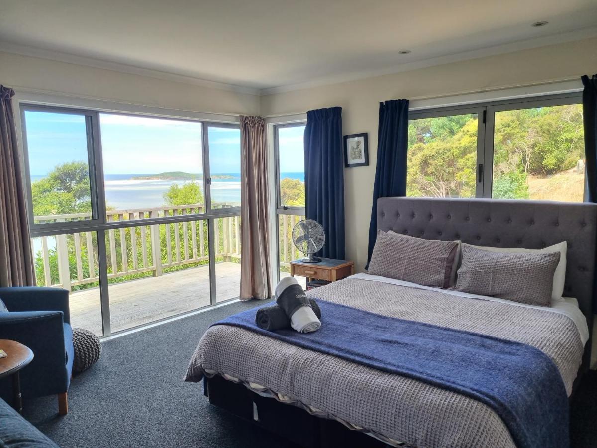 Tree House Apartment Taieri Mouth Bagian luar foto